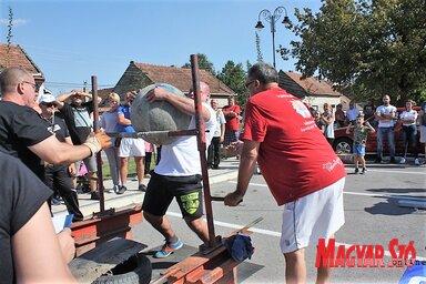Kecskés Roni valamennyi versenyszámban, így a kőemelésben is a legjobbnak bizonyult (Kazinczy Paszterkó Diana felvétele)