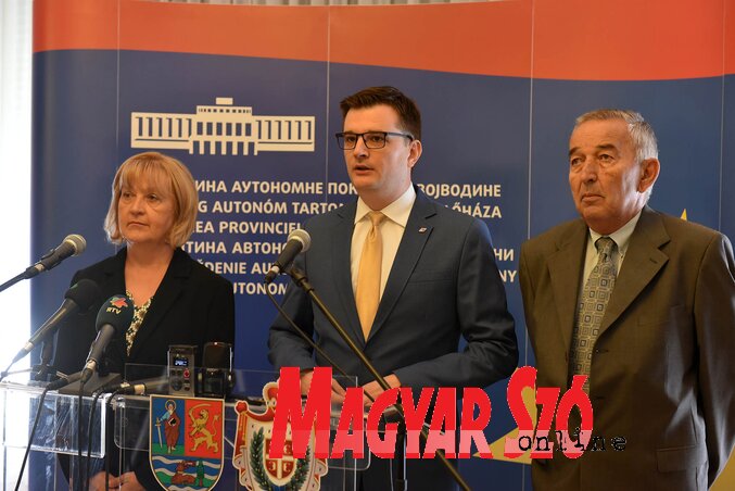 A hatalmi pártok frakcióvezetői nyilatkozatban támogatták Vučić konszenzusra törekvő Koszovó-politikáját (Ótos András felvétele)