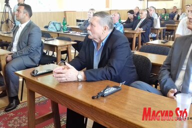 Az új ülésvezető és követő rendszerrel ismerkednek a topolyai képviselő-testület üléstermében (Kazinczy Paszterkó Diana felvétele)