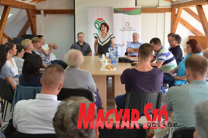 Linka B. Gabriella üdvözli a civil szervezetek képviselőit (Lakatos János felvétele)