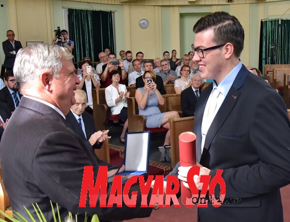 Maxwell átveszi az elismerést Czegledi Rudolftól (Gergely József felvétele) Maxwell átveszi az elismerést Czegledi Rudolftól (Gergely József felvétele)