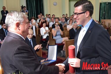 Maxwell átveszi az elismerést Czegledi Rudolftól (Gergely József felvétele)