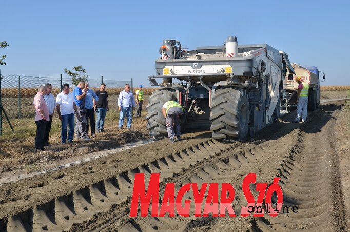 Az önkormányzat képviselői megtekintik az új út építését (Lakatos János felvétele)