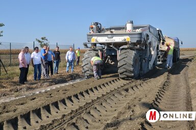 Az önkormányzat képviselői megtekintik az új út építését (Lakatos János felvétele)