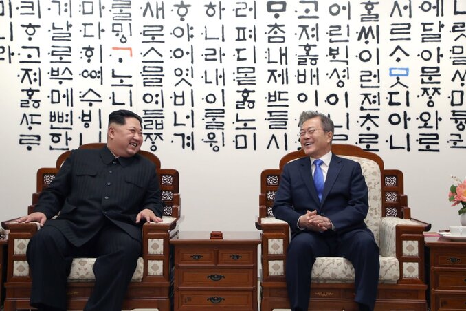 Kim Dzsong Un észak-koreai vezető és Mun Dzse In dél-koreai elnök beszélget a Béke Házában (fotó: MTI/EPA)