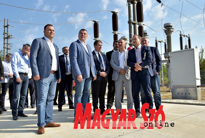 A Szerbiai Villanygazdaság küldöttsége a Szabadka 1 trafóállomásnál (Fotó: Gergely Árpád)