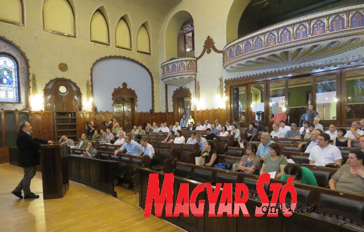A közönség Mészáros Zoltán előadását hallgatja (Fotó: Patyi Szilárd)
