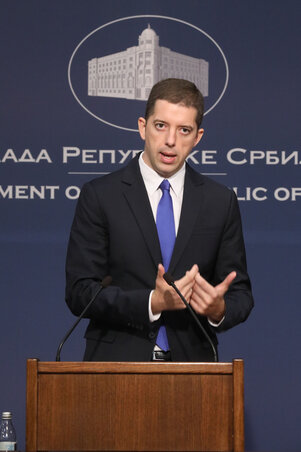 Marko Đurić a mai rendkívüli sajtótájékoztatón (Fotó: Beta)