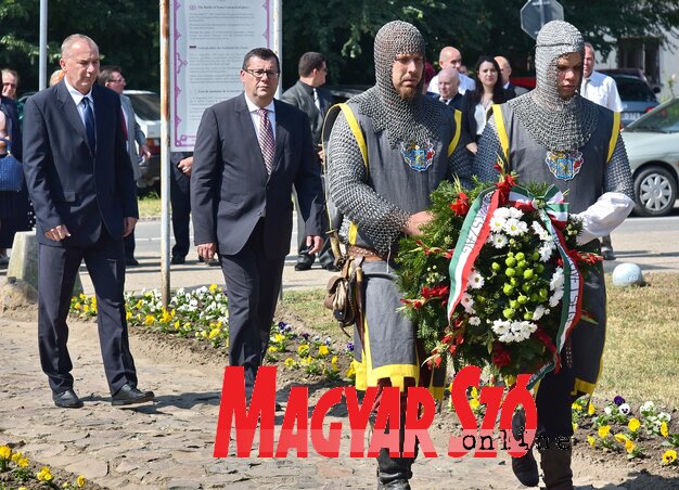 Koszorúz a magyar nagykövetség Koszorúz a magyar nagykövetség