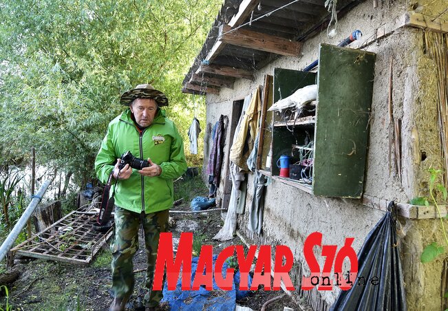Balog Pista fotófelderítést végez a lakatlan halászkunyhó körül (Fotó: Gergely József) Balog Pista fotófelderítést végez a lakatlan halászkunyhó körül (Fotó: Gergely József)