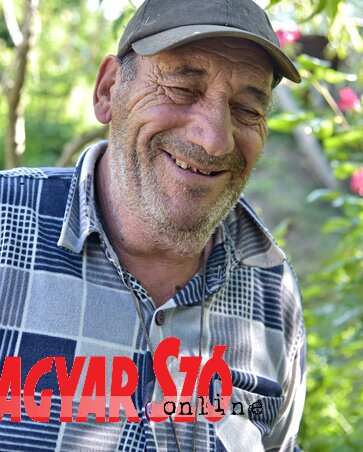 Vaszilij tíz macskájával él a halásztanyán (Fotó: Gergely József) Vaszilij tíz macskájával él a halásztanyán (Fotó: Gergely József)