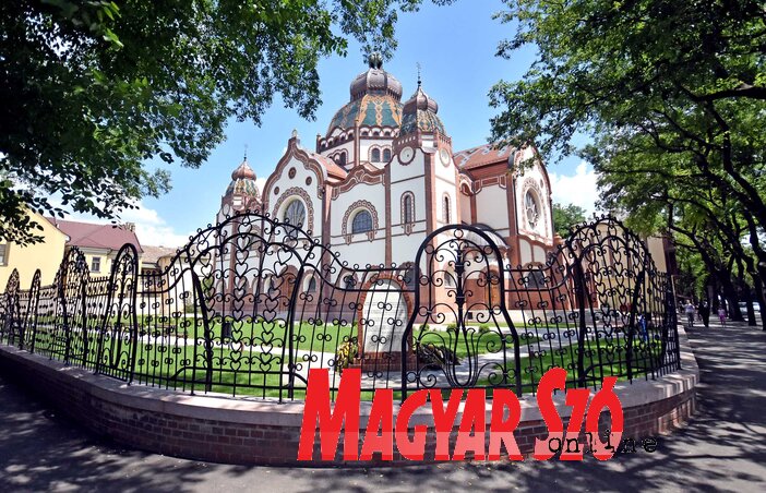 A turisták és a szabadkaiak részéről igény van arra, hogy a Zsinagógát ne csak kívülről csodálhassák (Fotó: Gergely Árpád) A turisták és a szabadkaiak részéről igény van arra, hogy a Zsinagógát ne csak kívülről csodálhassák (Fotó: Gergely Árpád)