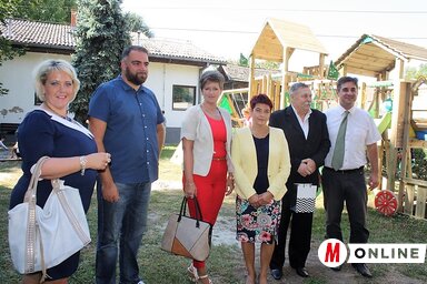 A játszótéravató ünnepségen jelen levők egy csoportja (Kazinczy Paszterkó Diana felvétele)
