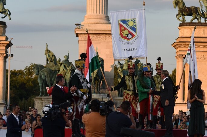 Lázár Vilmos, a Magyar Lovassport Szövetség elnöke gratulál Arnoldnak a győzelemhez (Kiss Zoltán felvétele)