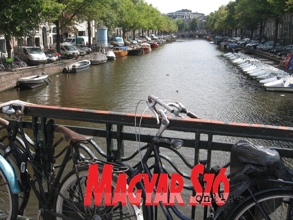 Amszterdamban a csatornahídból is biciklitartó válik (Gruik Zsuzsa felvétele)