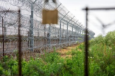 A kerítés tetejére 140 centis, dróthengerrel megerősített hattyúnyakakat szereltek (Fotó: MTI)