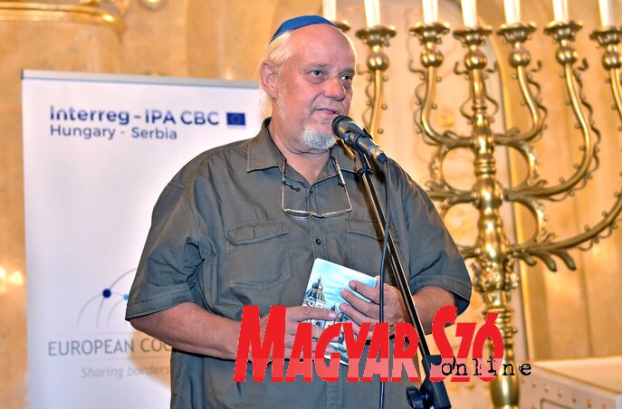 Dömötör Gábor az új kötettel a kezében (Gergely Árpád felvétele)