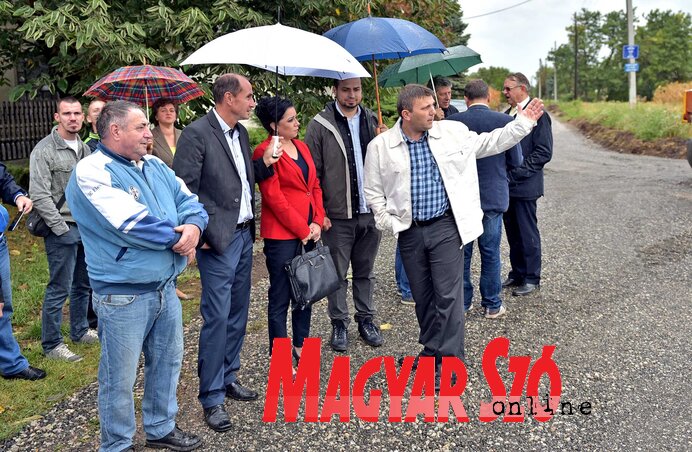 A szabadkai önkormányzat és a ludasi helyi közösség képviselői (Fotó: Gergely Árpád)