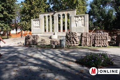 Zajlanak a munkálatok Bácskossuthfalva központjában: a tervek szerint október végére megújul a Kossuth park és az emlékmű (Kazinczy Paszterkó Diana felvétele)