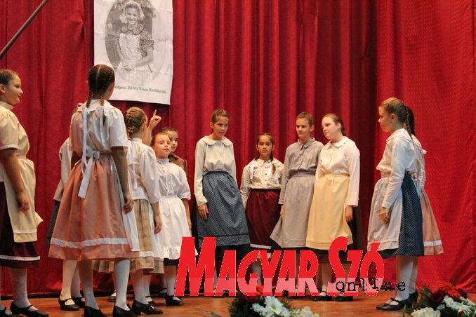 A műsor fellépői Klári néni emléke előtt tisztelegtek produkcióikkal (Szabó Nóra felvétele) A műsor fellépői Klári néni emléke előtt tisztelegtek produkcióikkal (Szabó Nóra felvétele)