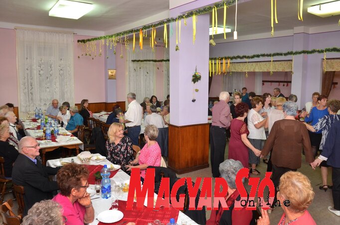 Jó hangulatú mulatozás a szüreti bálon (Lakatos János felvétele)