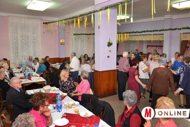 Jó hangulatú mulatozás a szüreti bálon (Lakatos János felvétele)