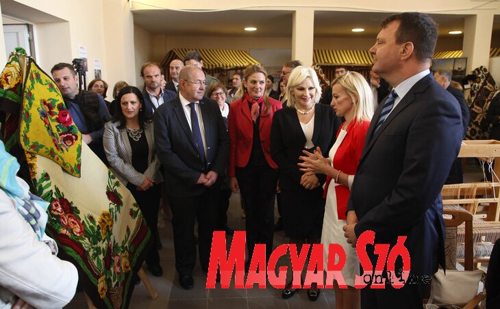 A sztapári szőttesek a tartományi és a köztársasági kormány protokolláris ajándékai között szerepelnek (Fotó: Ótos András)