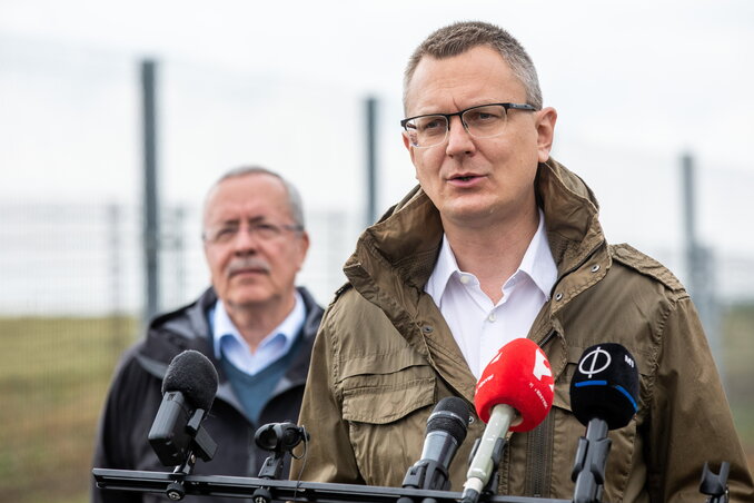 Rétvári Bence, mögötte Bakondi György (Fotó: MTI) Rétvári Bence, mögötte Bakondi György (Fotó: MTI)