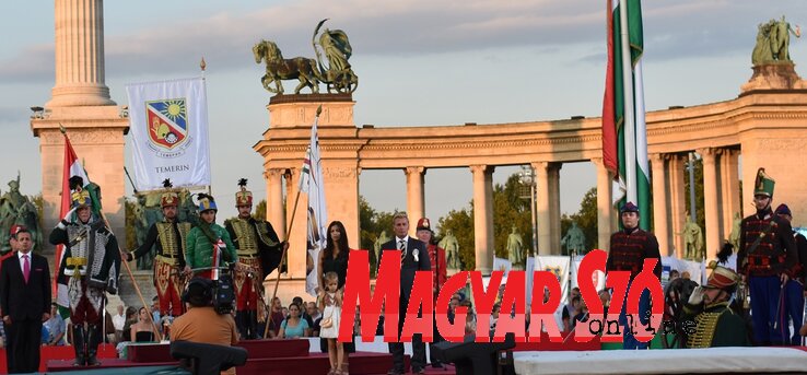 Ezt is megértük: Vajdasági lovas tiszteletére szólt a Himnusz (Fotó: Kiss Zoltán) Ezt is megértük: Vajdasági lovas tiszteletére szólt a Himnusz (Fotó: Kiss Zoltán)