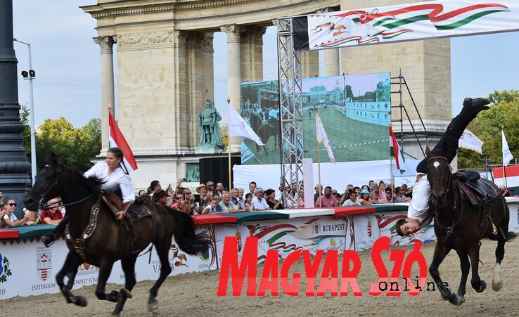 A Győri Ördöglovasok csapata kaszkadőrszámokkal szórakoztatta a közönséget (Fotó: Kiss Zoltán) A Győri Ördöglovasok csapata kaszkadőrszámokkal szórakoztatta a közönséget (Fotó: Kiss Zoltán)