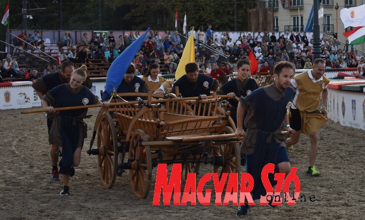 Magad uram, ha lovad nincs... A kocsitoló verseny izgalmas pillanatai (Fotó: Kiss Zoltán) Magad uram, ha lovad nincs... A kocsitoló verseny izgalmas pillanatai (Fotó: Kiss Zoltán)