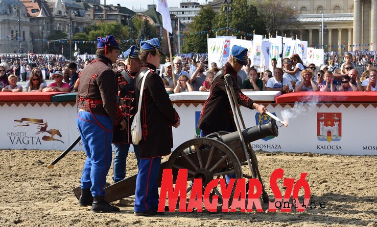Valahogy így rohamoztak hajdanán a huszárok (Fotó: Kiss Zoltán) Valahogy így rohamoztak hajdanán a huszárok (Fotó: Kiss Zoltán)