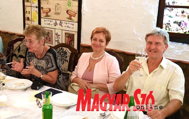Mihelsz Katalin osztályfőnök (balról): Ki tudja már, hogy mikor melyik óráról lógtatok meg! – fogta a fejét az osztályfőnök (Fotó: Tandari Zoltán) Mihelsz Katalin osztályfőnök (balról): Ki tudja már, hogy mikor melyik óráról lógtatok meg! – fogta a fejét az osztályfőnök (Fotó: Tandari Zoltán)