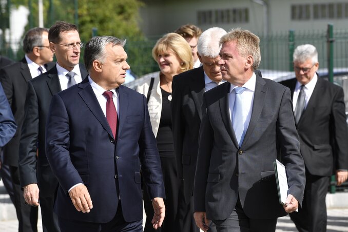 Orbán Viktor kormányfő (elöl, balra) a szolnoki avatóünnepségre érkezik (fotó: MTI) Orbán Viktor kormányfő (elöl, balra) a szolnoki avatóünnepségre érkezik (fotó: MTI)