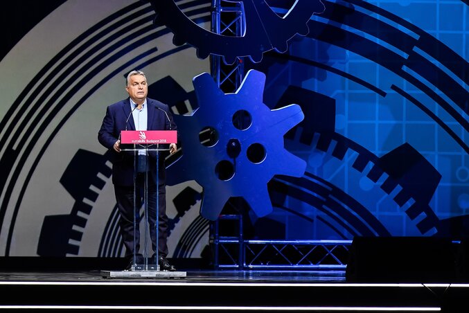 Orbán Viktor miniszterelnök beszédet mond a szakmák Európa-bajnokságának budapesti megnyitóján (fotó:MTI) Orbán Viktor miniszterelnök beszédet mond a szakmák Európa-bajnokságának budapesti megnyitóján (fotó:MTI)
