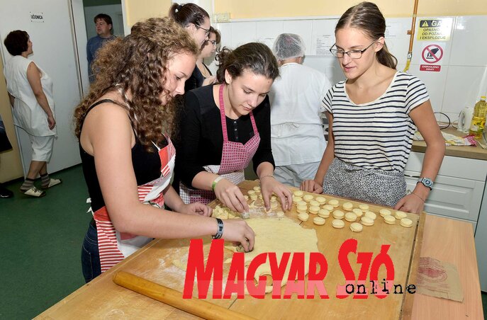 A határon túli diákok kipróbálhatták a pékmesterséget (Fotó: Gergely Árpád)