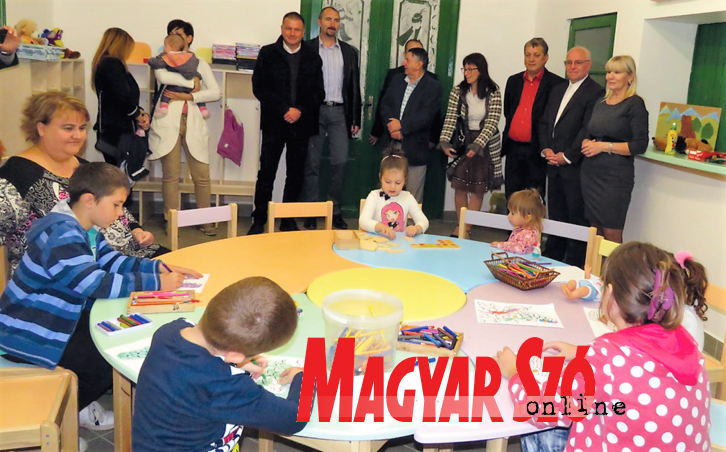 A gyerekek műsorral kedveskedtek a vendégeknek (Kecskés István felvétele) A gyerekek műsorral kedveskedtek a vendégeknek (Kecskés István felvétele)