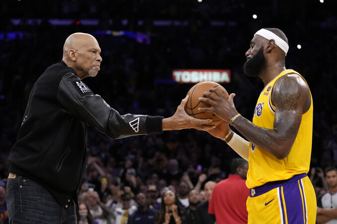 A Kapitány átadja a koronáját a Királynak: Kareem Abdul-Jabbar és LeBron James (Fotó: Beta/AP) A Kapitány átadja a koronáját a Királynak: Kareem Abdul-Jabbar és LeBron James (Fotó: Beta/AP)
