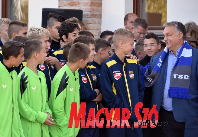 Orbán Viktor miniszterelnök üdvözli a fiatal labdarúgókat (Ótos András felvétele)