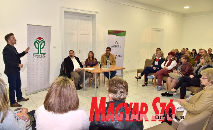 Törökkanizsán mutatkoztak be a Magyar Összefogás jelöltjei (Gergely József felvétele) Törökkanizsán mutatkoztak be a Magyar Összefogás jelöltjei (Gergely József felvétele)
