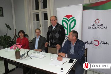 A közösségi találkozó szónokai Tóbiás Józseffel (Csincsik Zsolt felvétele)
