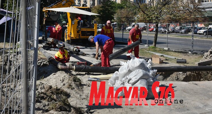 A Lázár cár sugárúton még tart a távhővezetékek cseréje (Ótos András felvétele)