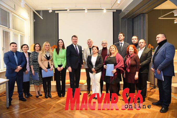 Korisnici sredstava sa predstavnicima pokrajinske vlade na grupnoj fotografiji (Foto: Andraš Otoš)