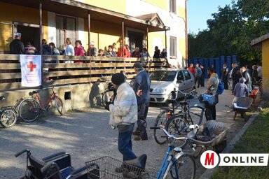 Sorban állás a csomagokért (Lakatos János felvétele)