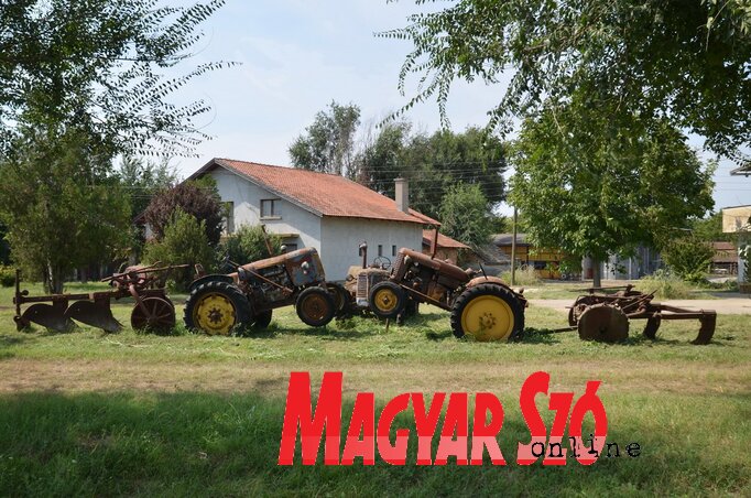 Régi traktorok őrzik a Truzsinszki-tanyát (Lakatos János felvétele)