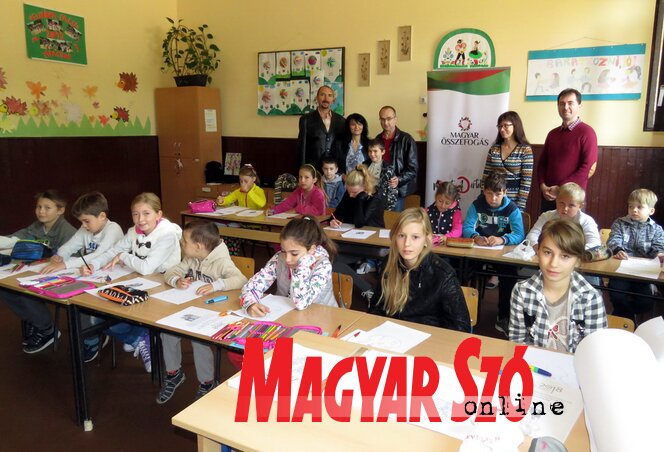Erzsébetlakon a tanulókkal a Magyar összefogás jelöltjei (Kecskés István felvétele)