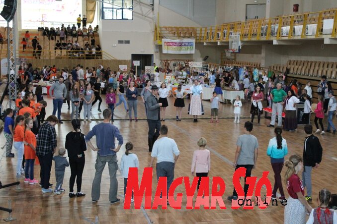 Táncoktatás a Sportcsarnokban (Szabó Nóra felvétele)