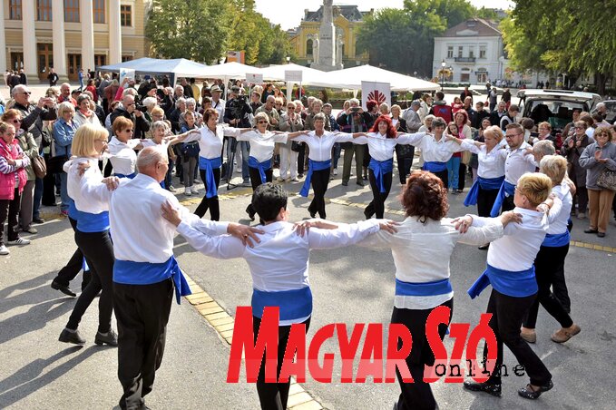 A Gerontológiai Központ táncosai a hagyományos görög szirtaki közben (Fotó: Gergely Árpád)