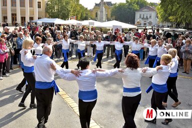 A Gerontológiai Központ táncosai a hagyományos görög szirtaki közben (Fotó: Gergely Árpád)