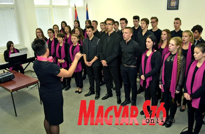 A Zeneiskola kórusának fellépése az ünnepségen (Fotó: Gergely Árpád)